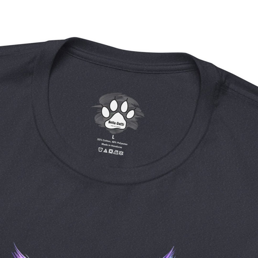 16645902948685630187_2048.jpeg Close-up of a Bella Gatti t-shirt label with paw print design.