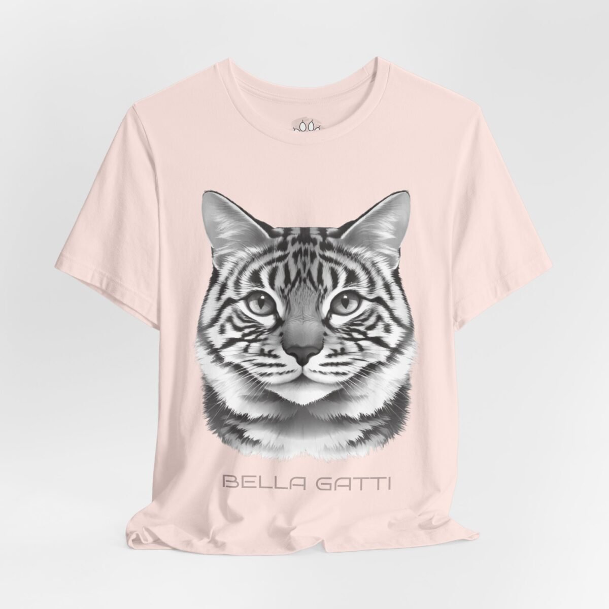 1585877048749821560_2048.jpeg Light pink t-shirt with a grayscale striped cat face and "BELLA GATTI" text.